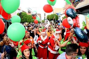 Papá Noel recibe el cariño de cientos de niños de Telde (Foto Antonio Alí y TA)